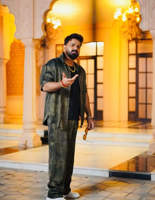 इसके बाद पवन सिंह ने कभी पीछे मुड़कर नहीं देखा और अपनी आवाज में कई शानदार गाने गाए इनमें. लुलिया के मांगेले, होली, हिला के नाच, मेहरारू मिलल गई, तोहरी गलिया के डिंपल जैसे हिट सॉन्ग शामिल हैं. वहीं उनकी तू जान है हमार, हर हर गंगे, जिद्दी आशिक, सत्या, धड़कन, नेहले पे दहला जैसी फिल्में भी सुपर-डुपर हिट रही थीं.