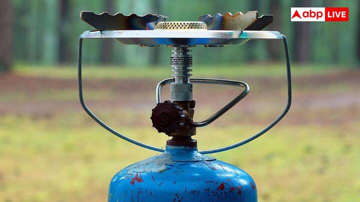 मेट्रो स्टेशन और ट्रेनों के अंदर आग लगने के जोखिम की वजह से रसोई गैस सिलेंडर, पेट्रोलियम, पेंट, गीली बैटरी जैसे ज्वलनशील पदार्थों पर पूरी तरह से प्रतिबंध है.