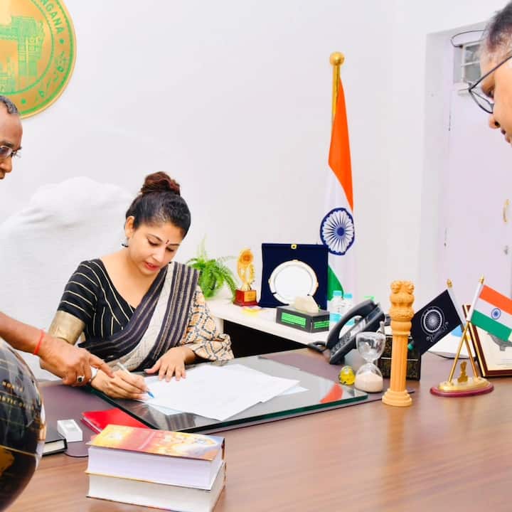 वह राज्य की उन कुछ महिला अफसरों में से हैं जिन्होंने न सिर्फ नीति-निर्माण में बल्कि जमीनी स्तर पर भी अपनी पहचान बनाई है. रिपोर्ट्स के अनुसार अभी उन्हें लेवल 15 के तहत सैलरी मिल रही है.