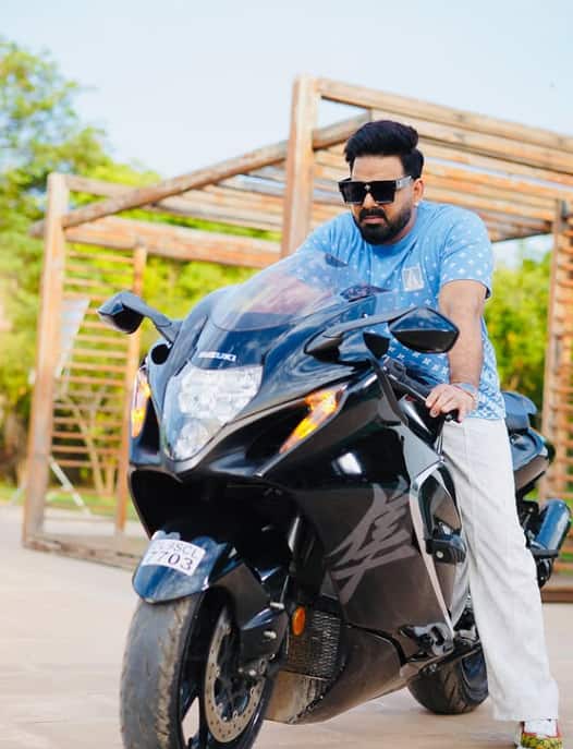 आज पवन सिंह भोजपुरी के सुपरस्टार बन चुके हैं वे स्टेज शो, गानों और फिल्मों से खूब नोट छापते हैं. चुनावी हलफनामे के मुताबिक पवन सिंह की नेटवर्थ 16.75 करोड़ रुपये है.