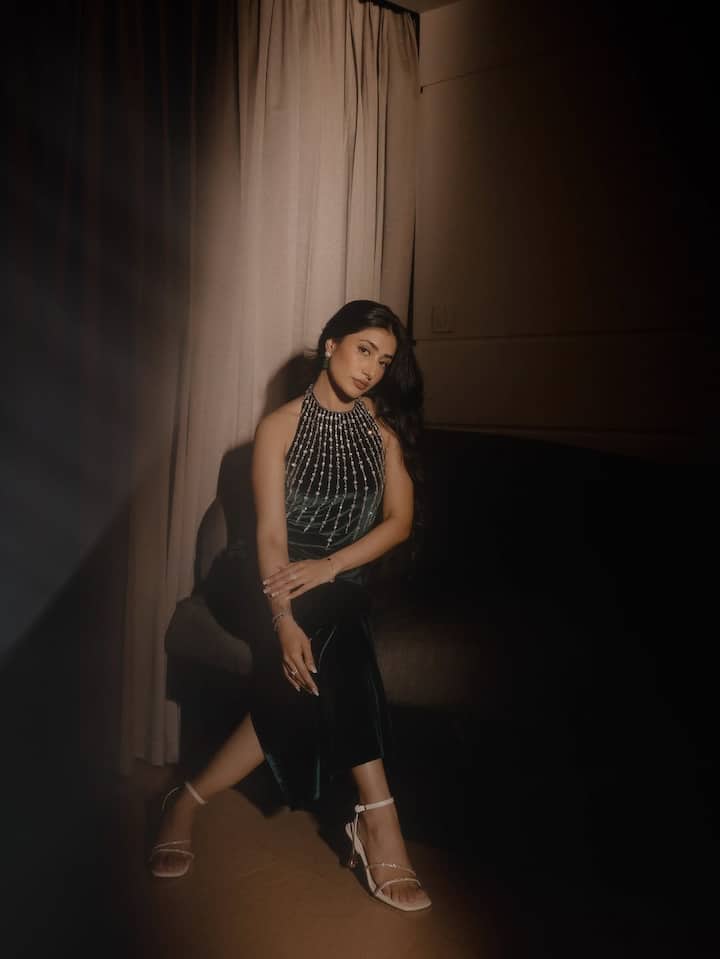 सोशल मीडिया पर हसीना की तगड़ी फैन फॉलोविंग हैं और उनके एक डांस रील पर कई व्यूज और लाइक्स भी आते हैं. सोशल मीडिया पर भी ब्रांड एंडोर्समेंट के जरिए उनकी तगड़ी कमाई होती है. ब्रांड रील के लिए वो लाखों रुपए चार्ज करती हैं.