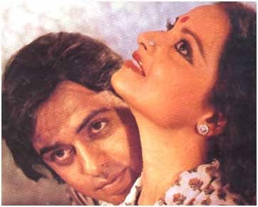 Ghar is a Bollywood drama film released in the year 1978, which was directed by Manik Chatterjee. Vinod Mehra and Rekha were seen in lead roles in this film. Rekha was nominated for the Filmfare Award for Best Actress for her acting in this film. Dinesh Thakur also received the Filmfare Award for Best Story for this film. The film was successful at the box office and can currently be seen on the OTT platform Amazon Prime Video.