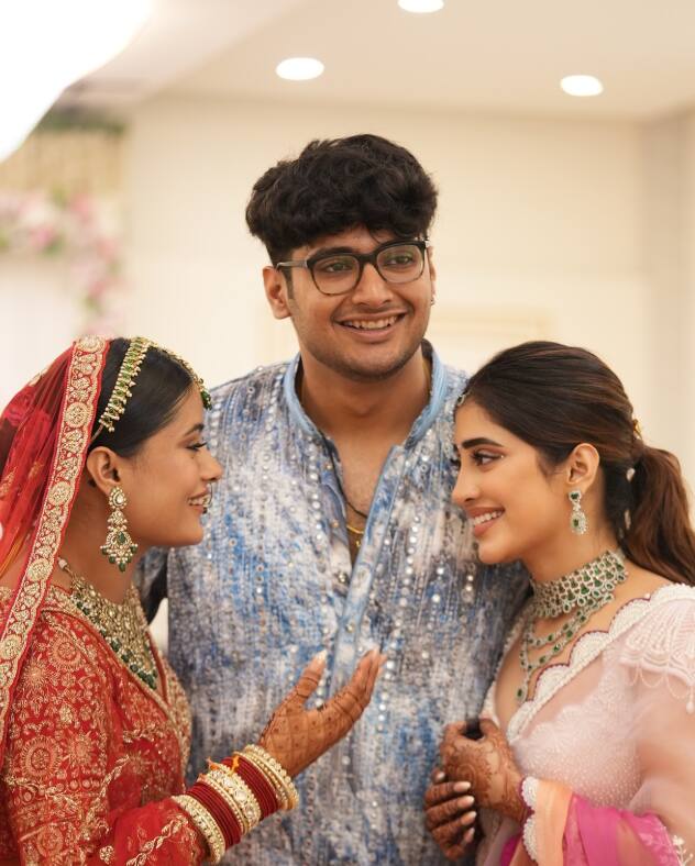 इस तस्वीर में शिवांगी और उनकी बहन अपने भाई के साथ प्यारे पलों को जीते हुए नजर आ रहे हैं.
