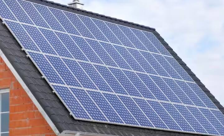 આ યોજના હેઠળ સોલાર પેનલ લગાવવા માટે પહેલા છતનું કદ સમજવું મહત્વપૂર્ણ છે. સામાન્ય રીતે, સરકારી માર્ગદર્શિકા અનુસાર 1 કિલોવોટના સોલાર પેનલ માટે ઓછામાં ઓછી 100 ચોરસ ફૂટ જગ્યાની જરૂર પડે છે. આનો અર્થ એ છે કે જેટલી મોટી વીજળીની જરૂર પડશે, તેટલી મોટી છત.