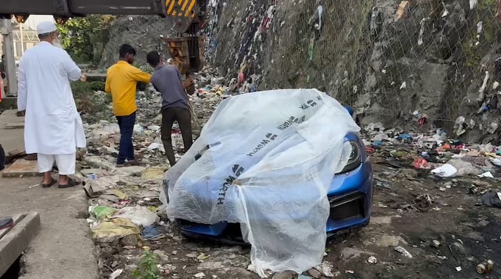 या प्रकरणी जोगेश्वरी पोलिसांनी पाॅर्शे कार चालकावर गुन्हा दाखल केला आहे.