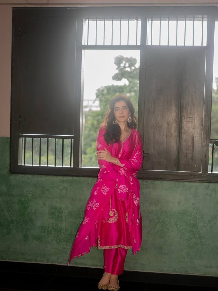 This pink suit of Raashi Khanna is perfect for the festive season. Haseena has carried a printed dupatta with this plain suit. The look of the actress in this outfit looks simple and also royal. Complete your look with traditional foot wear and statement earrings.