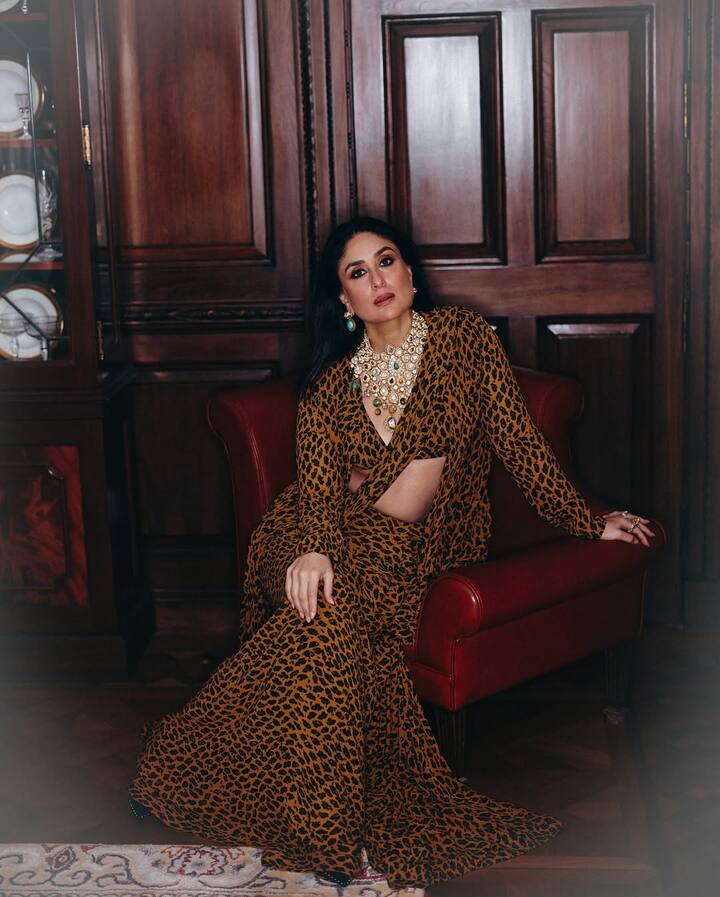 इस तस्वीर में सोफे पर बैठकर पोज देती हुई करीना कपूर एकदम नवाबी वाइब्स दे रही हैं. उनकी अदा फैंस का दिल लूट रही हैं.