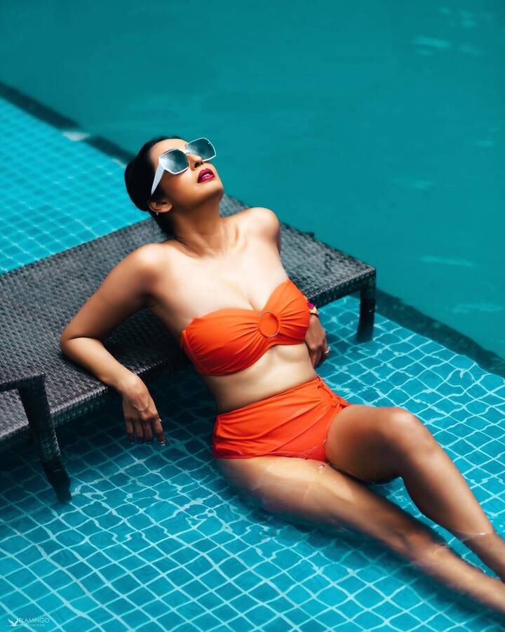 Kashmira shares her glamorous pictures every day on Instagram. In which the actress flaunts her perfect figure.