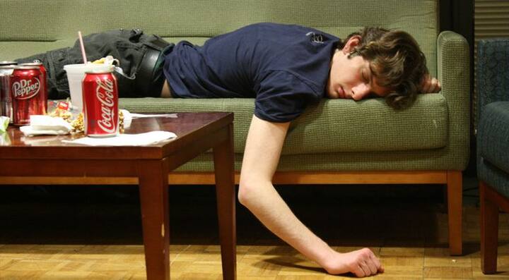 पोटातील अॅसिड अन्ननलिकेत गेल्याने जळजळ होते आणि यामुळे हृदय आणि रक्तावर परिणाम होतो.आपल्या पोटाला अन्न अगदी व्यवस्थित पचवण्यासाठी वेळ लागतो आणि जेवणानंतर लगेच झोपल्याने ही प्रक्रिया मंदावते.