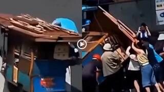 Video: मानवता ही सर्वेश्रेष्ठ है! स्कूटी सवारों पर पलटा सामान से भरा ई-रिक्शा, फिर जो हुआ... देखें वीडियो