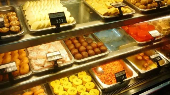 पैक्ड मिठाइयों पर मैन्युफैक्चरिंग और एक्सपायरी डेट ज़रूर देखें. खुली मिठाई लेने से पहले दुकान की सफाई और मिठाई की हालत पर ध्यान दें. अगर घर में मिठाई बनाते हैं तो यह सबसे सुरक्षित तरीका है. देसी घी, ताज़ा दूध और शुद्ध चीनी से बनी मिठाई न केवल स्वादिष्ट होती है बल्कि सेहत के लिए भी सही रहती है.