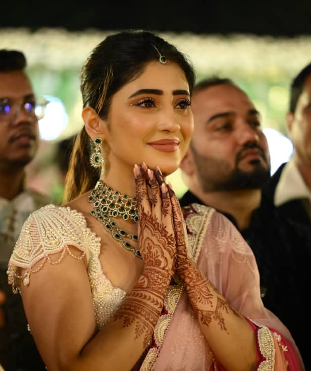 बहन की शादी में शिवांगी जोशी काफी इमोशनल भी नजर आईं. इस तस्वीर में उनकी आंखें नम दिख रही हैं.