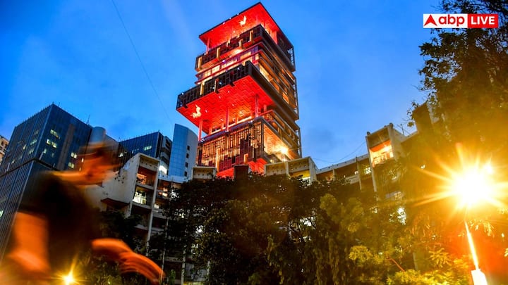 Antilia Mumbai: मुकेश अंबानी दुनिया के सबसे अमीर इंसानों में से एक है. इनका महल एंटीलिया दुनिया के सबसे महंगे घरों में से एक है. चलिए जानते हैं इनके इस मकान के बारे में.