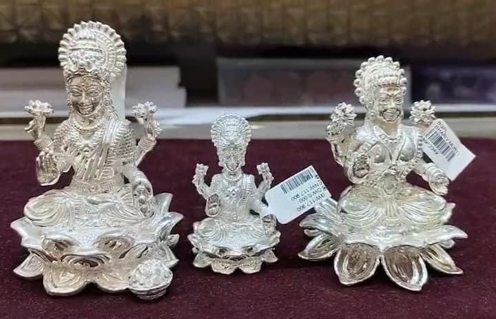 गेल्या दोन दिवसात वीस हजार रूपयांची वाढ झाल्याने,चांदीच्या दराच्या वाढीचा वेग लक्षात घेण्या सारखा आहे.