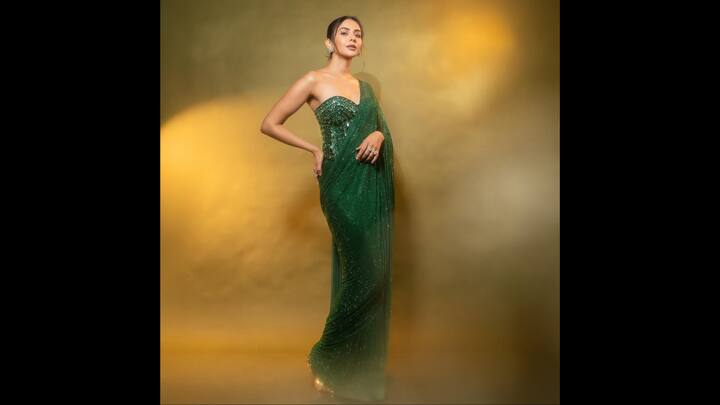 5. ⁠Emerald Green Sequin Saree: The actress exuded pure elegance and modern glamour, in this emerald green sequin look. This dazzling strapless sequin saree is the epitome of understated luxury. The shimmering emerald hue beautifully complemented Rakul’s glowing complexion, while the fluid drape added a sensual yet sophisticated allure. The look radiates festive magic, ideal for cocktail nights, Diwali parties, or glamorous wedding receptions. (Image Source: Instagram/@rakulpreet)
