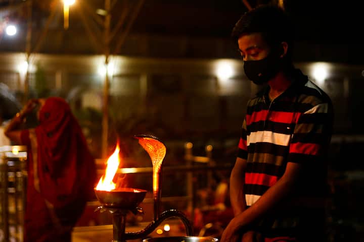 अगर आपको पर्वत पर चढ़ना है, तो आपको बता दें कि एवरेस्ट बेस कैंप दुनिया भर के ट्रैकर्स का सपना है. यहां से माउंट एवरेस्ट की ऊंचाइयों का अनुभव करना हर एडवेंचर लवर का सपना होता है.