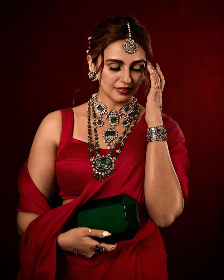 बॉलीवुड एक्ट्रेस हुमा कुरैशी अपने ग्लैमरस अंदाज को लेकर सोशल मीडिया पर लगातार सुर्खियों में रहती हैं। हुमा हर लुक में बेहद खूबसूरत लगती हैं। फैन्स भी उनके लुक को पसंद करते हैं।