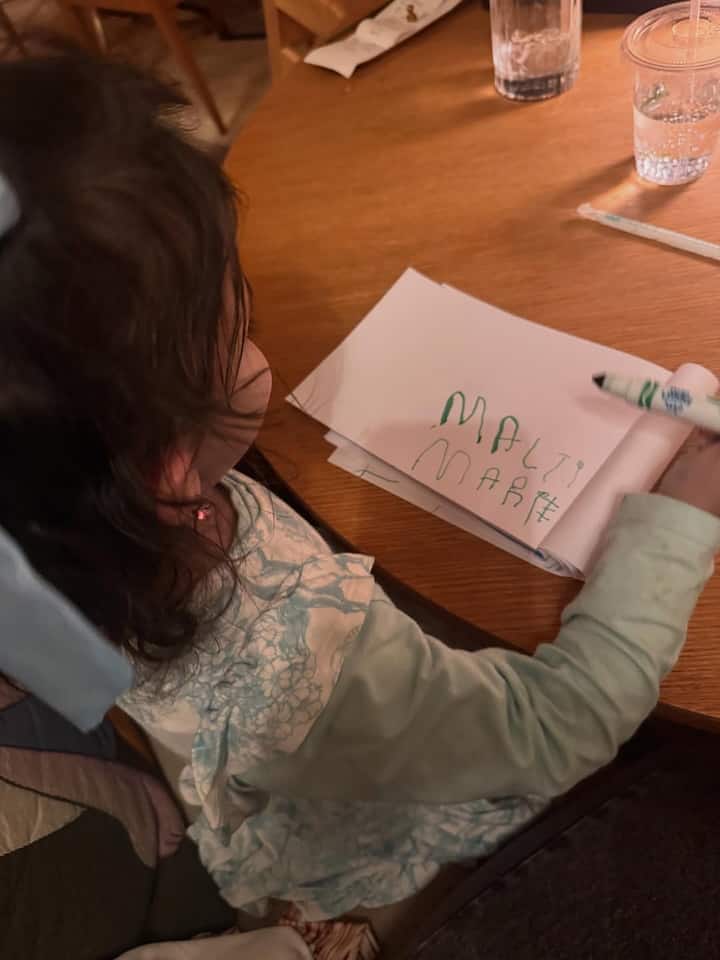 अभिनेत्री की लाडली बेटी मालती मैरी हमेशा ही कुछ न कुछ इंटरेस्टिंग काम करती दिखती हैं. इस बार एक्ट्रेस की वायरल पोस्ट में उन्हें अपना नाम लिखते हुए देखा गया. हर बार प्रियंका और निक की बेटी अपनी मासूमियत से लाइमलाइट अपने नाम कर जाती हैं.