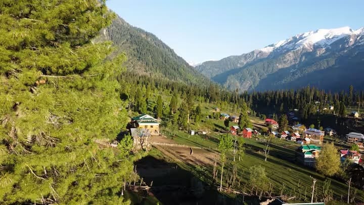सबसे पहले, यात्रा की लागत आपके द्वारा चुने गए परिवहन के साधन पर निर्भर करती है। अगर आप हवाई यात्रा चुनते हैं, तो दिल्ली से कन्याकुमारी तक का किराया 5,000 रुपये से 8,000 रुपये तक हो सकता है।