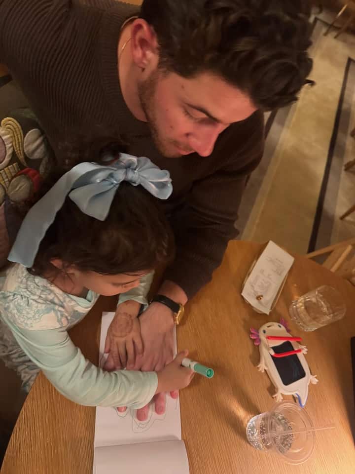 वायरल फोटोज में प्रियंका चोपड़ा और निक जोनस की लाडली मालती मैरी की क्यूटनेस ने भी सभी को दीवाना बनाया. पापा और बेटी की इस जोड़ी भी सभी का ध्यान अपनी ओर खींच रही हैं.