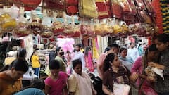 Karwa Chauth: छलनी, करवा, मेहंदी और चमकती ज्वेलरी के संग सजी करवाचौथ की बाजार गलियां, देखें तस्वीरें