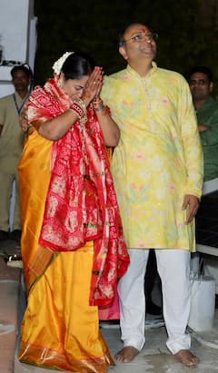 CM रेखा गुप्ता ने सज धजकर रखा करवाचौथ का व्रत, पति के साथ शेयर की तस्वीरें