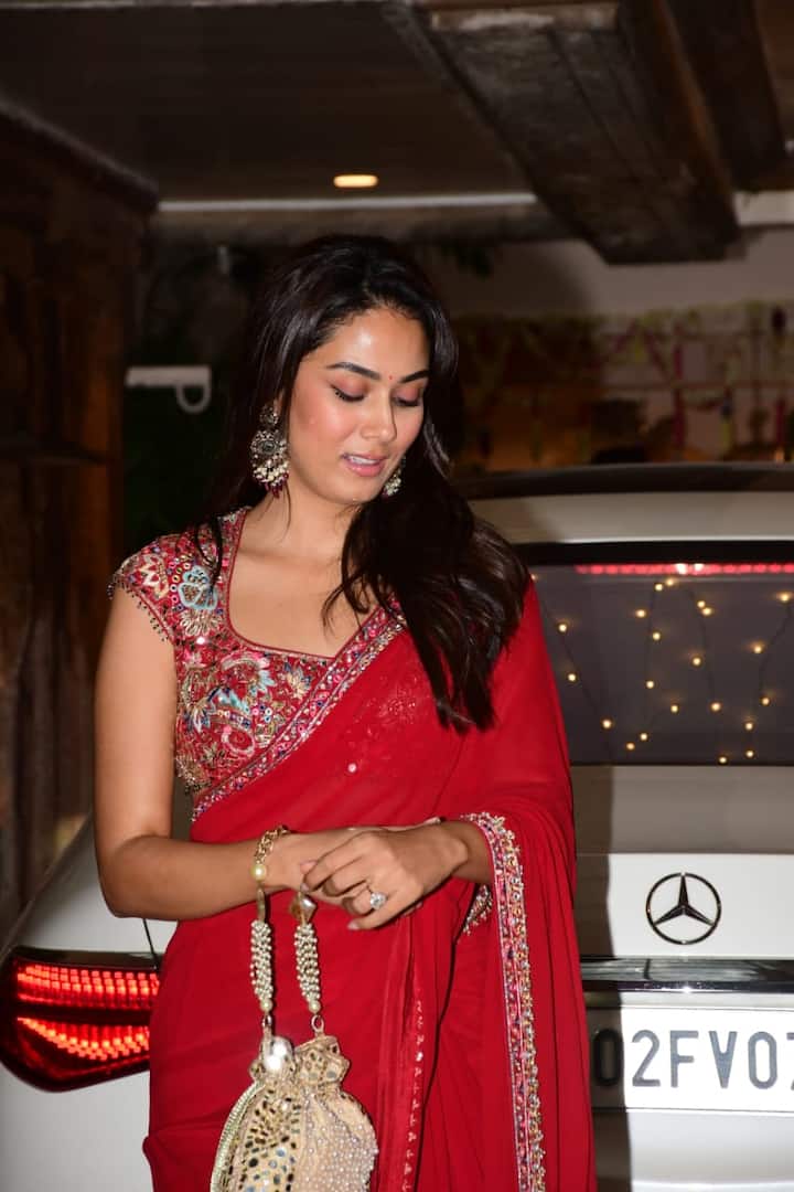 Shahid Kapoor's wife Mira Rajput has grabbed the entire limelight in a scarlet red saree. Seeing such beautiful style of Haseena in this traditional wear, anyone will really be in awe of her.