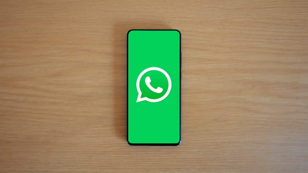 whatsapp latest technology news it starts rolling out liquid glass design update for iphone users know what is special in it આઇફોન યૂઝર્સને મૌજઃ હવે WhatsApp માં મળશે એપલની લિક્વિડ ગ્લાસ જેવી ડિઝાઇન