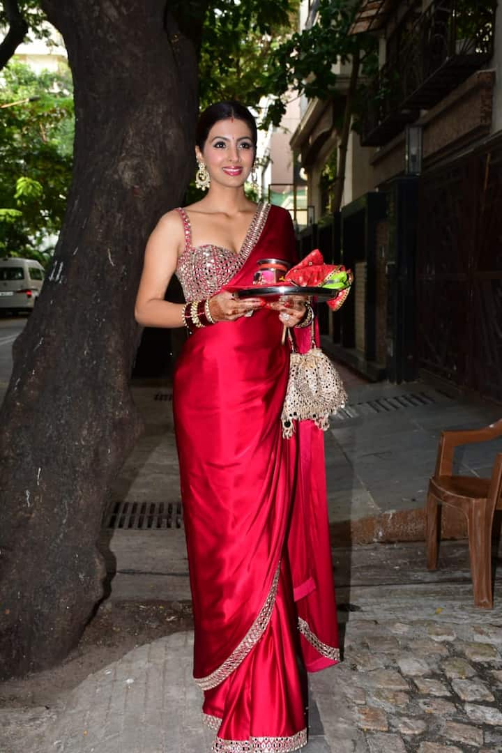गीता बसरा का लुक इस दौरान देखने लायक रहा. रेड कलर की साटिन साड़ी के साथ हैवी स्लीव्लेस ब्लाउज पहने वो बेहद खूबसूरत दिख रही थीं.
