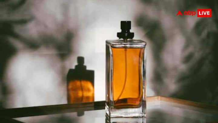 एक अच्छा सा परफ्यूम हर महिला को पसंद आता है. करवाचौथ के दिन उन्हें एक सॉफ्ट फ्रेग्रेंस देकर सरप्राइज करें. यह एक छोटा सा लेकिन बहुत ही दिल को छू लेने वाला तोहफा हो सकता है.
