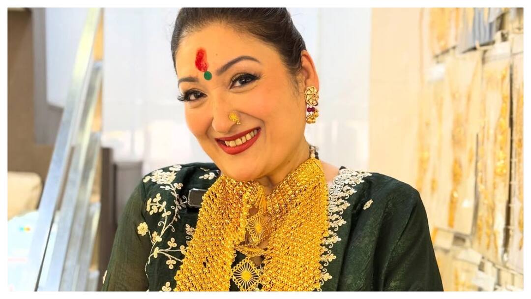 Govinda’s Wife Sunita Ahuja Beams With Happiness As She Flaunts Her Karwa Chauth Gift Govinda’s Wife Sunita Ahuja Beams With Happiness As She Flaunts Her Karwa Chauth Gift