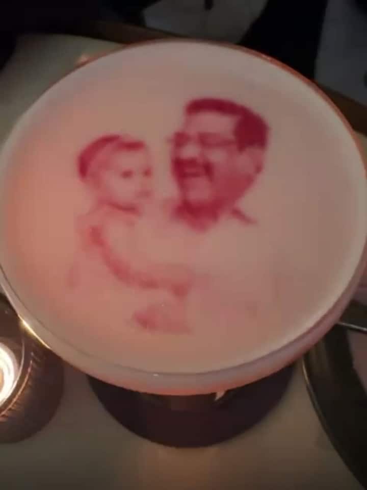 इसके साथ ही प्रियंका चोपड़ा ने अपनी मां मधु चोपड़ा पर भी प्यार बरसाया है. कैप्शन लिखते हुए उन्होंने बताया कि हर साल उनकी मम्मी अपनी बेटी का व्रत तोड़ने के लिए शेफ विकास खन्ना का स्पेशल डिश लेकर आती हैं. इस बार भी उन्होंने ऐसा ही किया.