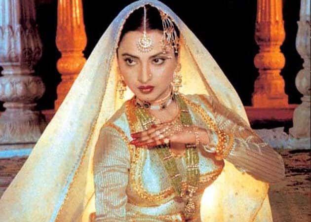 There are very few dances in Indian films which are as beautiful and delicate as 'In Aankhon Ki Masti'. Rekha showed magic in every move and gesture in the film 'Umrao Jaan'. His small gestures make every frame more special. This song, composed by Khayyam and sung in the voice of Asha Bhosle, shows love and waiting very well. This dance of Rekha was not just a dance, but like telling a story. For this performance he received the National Award and a lot of praise.