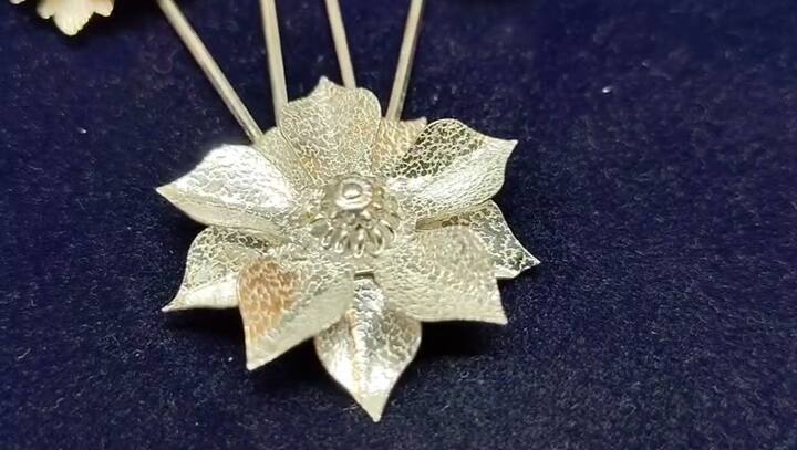 जागतिक पातळीवर चांदीची मागणी वाढत असताना,मागणीच्या प्रमाणात पुरवठा होत नसल्याने,चांदीच्या दरात गेल्या दोन दिवसात तब्बल वीस हजारांची वाढ होऊन चांदीचे दर हे 170000 वर जाऊन पोहोचले आहेत.