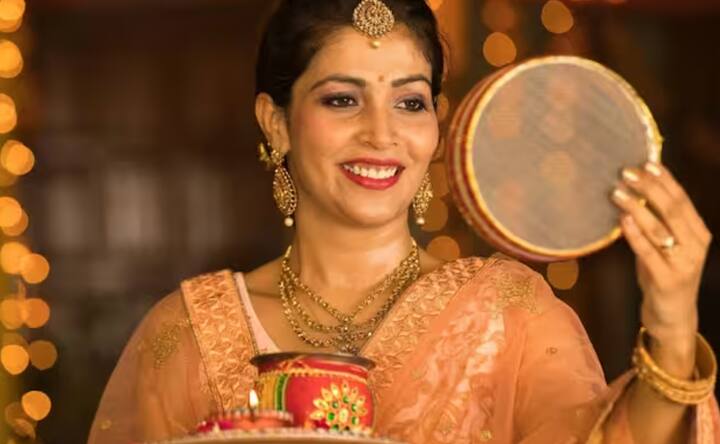 ਜੇਕਰ ਤੁਸੀਂ ਇਸ ਕਰਵਾ ਚੌਥ 'ਤੇ ਇੱਕ ਤੋਹਫ਼ਾ ਦੇਣਾ ਚਾਹੁੰਦੇ ਹੋ ਜੋ ਕਿ ਲੰਬੇ ਸਮੇਂ ਦੇ ਲਈ ਲਾਭ ਦੇਵੇਗਾ, ਤਾਂ ਅਟਲ ਪੈਨਸ਼ਨ ਯੋਜਨਾ (APY) ਇੱਕ ਚੰਗਾ ਆਪਸ਼ਨ ਹੈ। ਤੁਸੀਂ ਸ਼ਾਇਦ ਸੋਚ ਰਹੇ ਹੋਵੋਗੇ ਕਿ ਇੱਕ ਯੋਜਨਾ ਇੱਕ ਤੋਹਫ਼ਾ ਕਿਵੇਂ ਹੋ ਸਕਦੀ ਹੈ। ਅਸੀਂ ਤੁਹਾਨੂੰ ਦੱਸ ਦਈਏ ਕਿ ਇਹ ਭਵਿੱਖ ਲਈ ਵਿੱਤੀ ਸੁਰੱਖਿਆ ਦੀ ਗਰੰਟੀ ਦਿੰਦਾ ਹੈ।