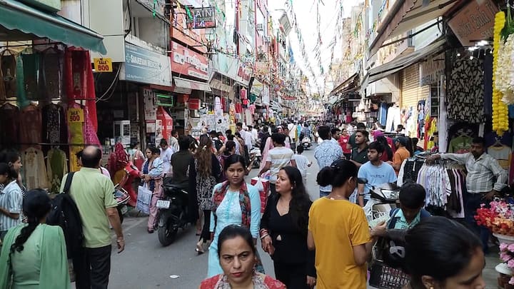 A lot of enthusiasm is being seen among married women, especially newly married women, regarding this fast. Both traditional and modern things are being purchased in the markets. Shopkeepers hope that this time the sales record will be broken.