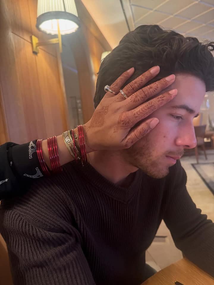 एक्ट्रेस ने निक जोनस के गाल पर अपना हाथ रखते हुए अपनी मेहंदी भी फ्लॉन्ट की है. फैंस को देसी गर्ल का ये अंदाज बहुत पसंद आ रहा है और फैंस अपनी इस फेवरेट जोड़ी पर प्यार बरसाते नहीं थक रहे हैं.