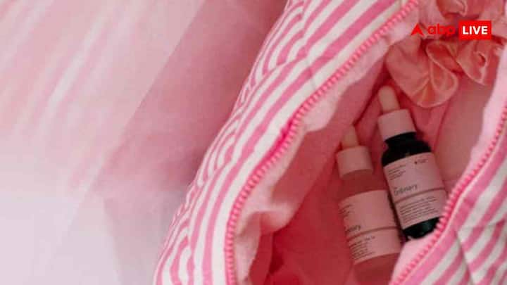 अगर आपकी पत्नी को ब्यूटी प्रोडक्ट्स पसंद हैं तो आप उन्हें एक प्रीमियम स्किनकेयर या ब्यूटी किट गिफ्ट कर सकते हैं. इसे आप किसी कॉस्मेटिक स्टोर से या ऑनलाइन जल्दी मंगा सकते हैं. यह गिफ्ट न सिर्फ उन्हें अच्छा लगेगा बल्कि उनके सेल्फ-केयर रूटीन को भी खास बनाएगा.