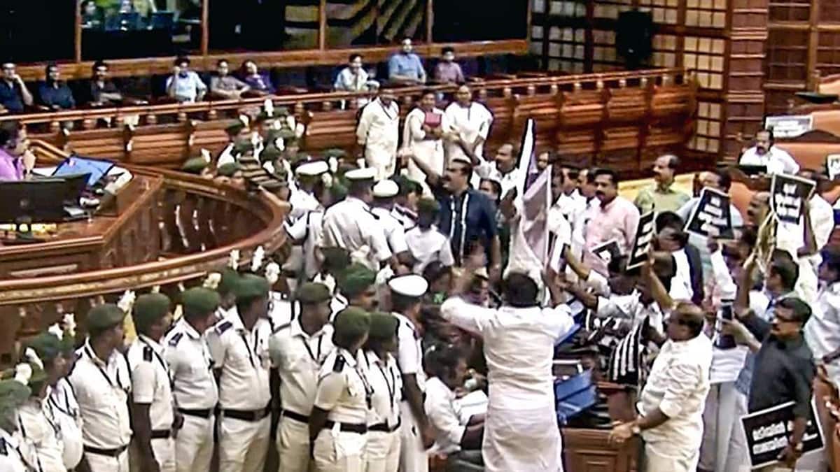 சபரிமலை ஐயப்பன் கோயில்: தங்கத் தகடு முறைகேடு குற்றச்சாட்டு! தேவசம் அமைச்சர் பதவி விலகக் கோரி போராட்டம் தீவிரம்