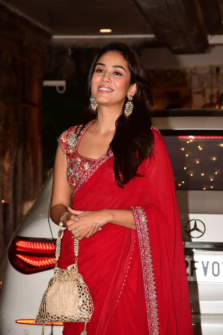 Meera completed her saree look with heavy earrings. Besides, she had kept her hair open due to which her beauty was coming out even more.