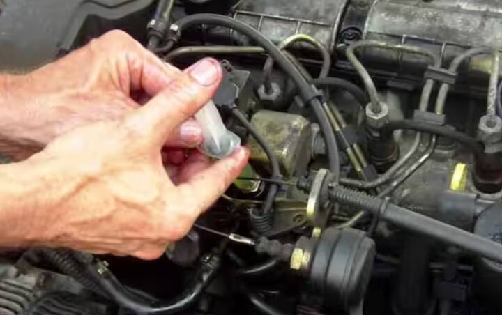 ਇੰਜਣ ਨੂੰ ਸ਼ੁਰੂ ਕਰਨ ਤੋਂ ਪਹਿਲਾਂ ਪ੍ਰਾਈਮ ਕਰੋ। ਆਪਣੀ ਬਾਈਕ ਜਾਂ ਕਾਰ ਨੂੰ ਲੰਬੇ ਸਮੇਂ ਤੱਕ ਵਿਹਲਾ ਰਹਿਣ ਤੋਂ ਬਾਅਦ ਤੁਰੰਤ ਚਾਲੂ ਕਰਨ ਦੀ ਬਜਾਏ, ਪੂਰੇ ਸਿਸਟਮ ਵਿੱਚ ਤੇਲ ਨੂੰ ਘੁੰਮਾਉਣ ਲਈ ਇੰਜਣ ਨੂੰ ਹਲਕਾ ਚਲਾਓ। ਇਹ ਇੰਜਣ ਲਈ ਸੁਰੱਖਿਅਤ ਹੈ ਅਤੇ ਸ਼ੁਰੂਆਤੀ ਸਮੱਸਿਆਵਾਂ ਨੂੰ ਘਟਾਉਂਦਾ ਹੈ।