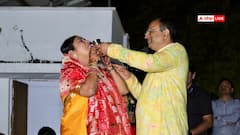 CM रेखा गुप्ता ने सज धजकर रखा करवाचौथ का व्रत, पति के साथ शेयर की तस्वीरें