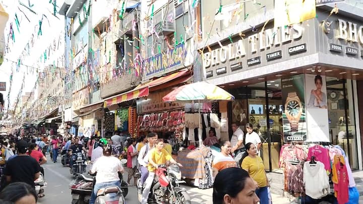 Now the fast of Karva Chauth is not limited to women only. Many men also observe this fast to express their love for their wives. In view of the crowd, Delhi Police has made strict security arrangements and continuous patrolling is going on.