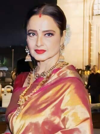 Rekha, known for her beautiful eyes and attractive style, is still one of the most beloved and famous actresses of Bollywood. Be it heart-touching mujras or beautiful and spectacular performances, her dances always make the audience crazy. Let us see glimpses of some of Rekha's most memorable dance songs, which still shine with their beauty.