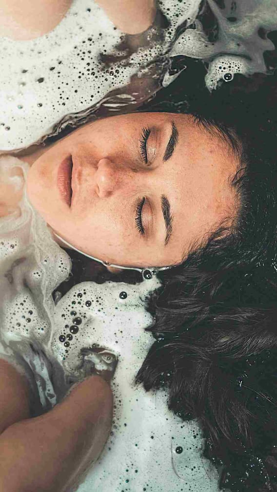 पानी में क्यों सिकुड़ जाती है स्किन?