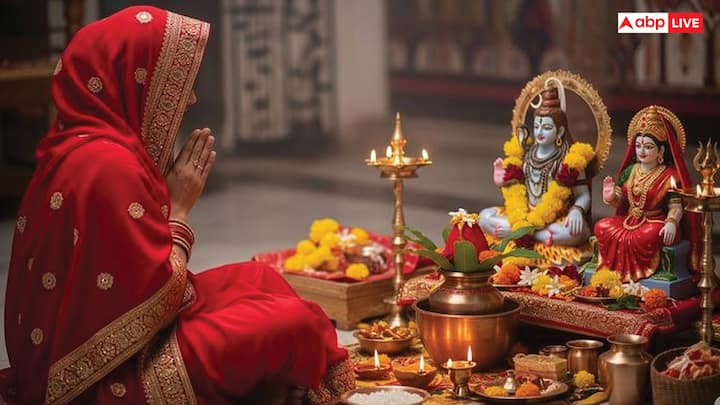 आज शुक्रवार को देशभर में विवाहितों ने करवा चौथ का व्रत रखा है. सरगी के बाद महिलाएं चंद्रोदय तक निर्जला व्रत रखेंगी. चंद्रमा के उदित होने पर चंद्रमा की पूजा करने और अर्घ्य देने के बाद पति के हाथों से पानी पीकर ही व्रत खोला जाता है.