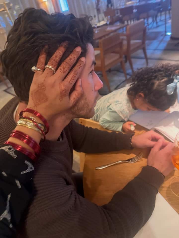 अपने सोशल मीडिया हैंडल पर एक्ट्रेस ने कैप्शन में बताया कि हर साल की तरह इस साल भी निक जोनस ने अपने टूर्स के बीच प्रियंका चोपड़ा के साथ करवा चौथ सेलिब्रेट करने के लिए घर आने का टाइम निकाला. भले निक का कितना भी बिजी शेड्यूल हो वो अपनी पत्नी के साथ इस त्यौहार को सेलिब्रेट करने का समय निकाल ही लेते हैं.