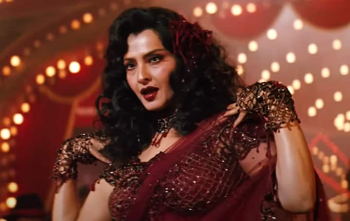 After many years, Rekha returned to the screen with the song 'Kaisi Paheli Jidgani' from the film Parineeta and proved that her beauty and grace never diminishes. Her dance moves, confident style and old-time glamor shine in every frame. This song became an instant favorite of fans and reminded them of their always youthful looks.