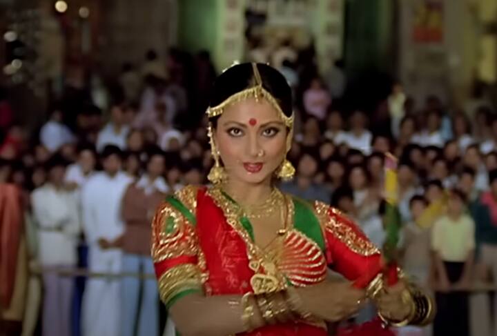 Rekha's energy is clearly visible in the song 'O Sheronwali' from the film Suhaag. Dressed in colorful traditional clothes, she dances with full zeal and enthusiasm. Her pairing with Amitabh Bachchan adds even more sparkle to this performance.