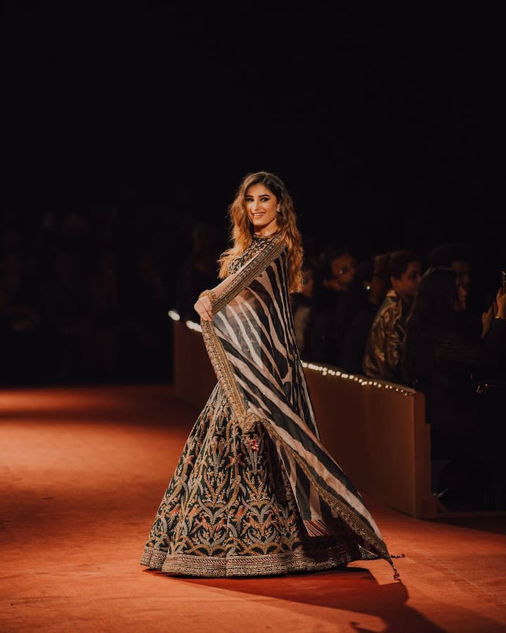 Rasha Thadani has shown her walk on the ramp not once but many times. Users had also praised his talent a lot.
